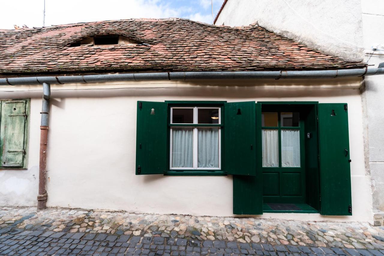 Charming Studio Ideal For Getaways Or Workations In Sibiu'S Medieval City Center Bagian luar foto