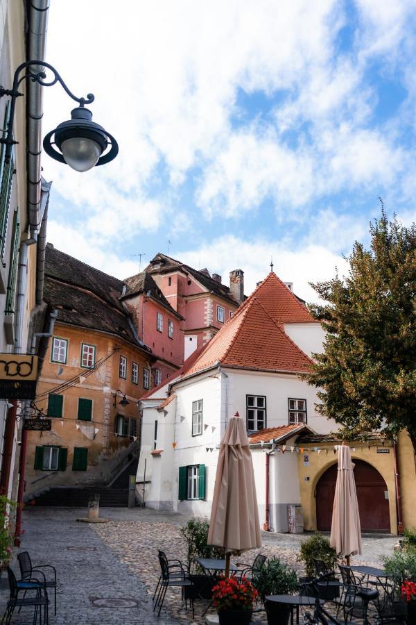 Charming Studio Ideal For Getaways Or Workations In Sibiu'S Medieval City Center Bagian luar foto